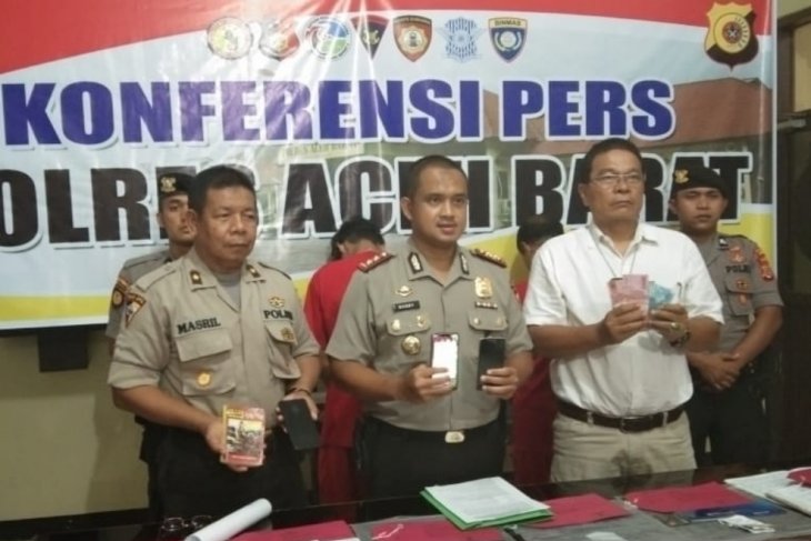 Terlibat judi daring, ayah dan anak di Aceh Barat ditangkap polisi