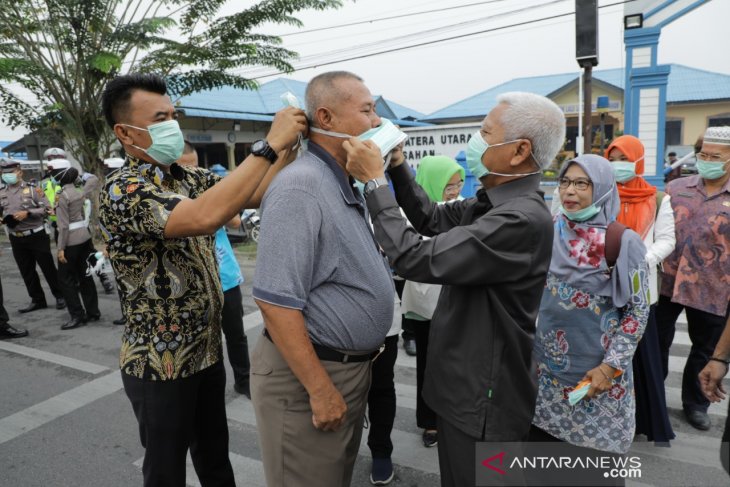 Plt Bupati Asahan bagikan masker kepada penguna jalan