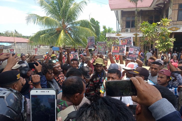 Aksi massa di Manokwari berkumpul di Dewan Adat Papua
