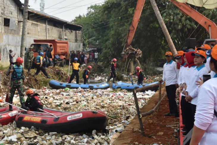Ibu Negara mengarahkan sampah didaur ulang