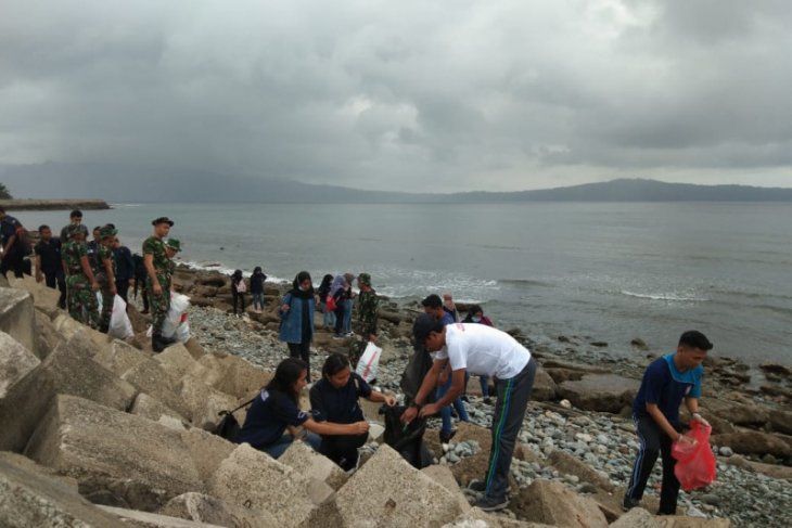 Angkasa Pura I Bandara Pattimura aksi bersih pantai di Ambon