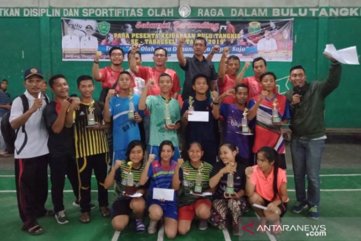 Siswa Bina Artha juarai kejuaraan bulu tangkis Wali Kota Cup