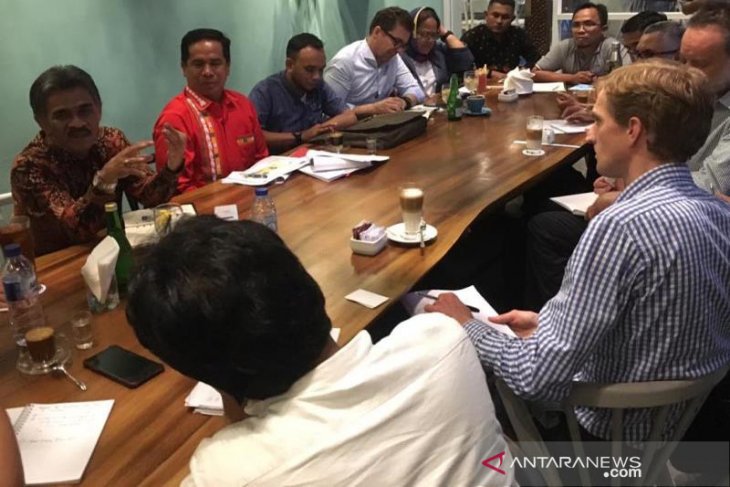 Bupati Cek Mad sampaikan tata kelola hutan di hadapan pejabat Inggris