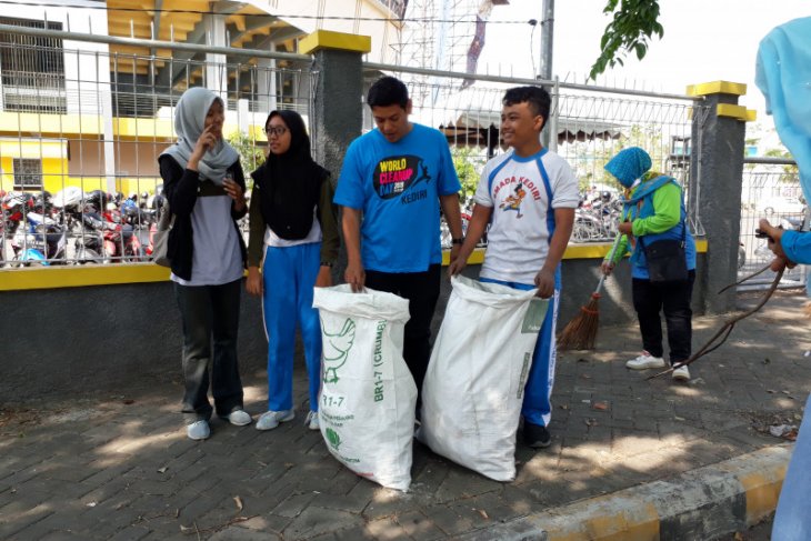 Wali Kota Kediri ajak warga kurangi sampah plastik