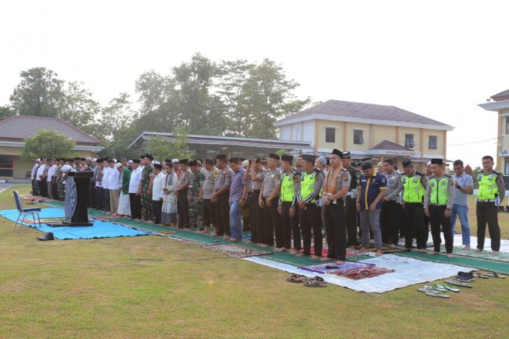 Polres Ogan Komering Ulu Timur bersama masyarakat gelar Shalat Istisqa