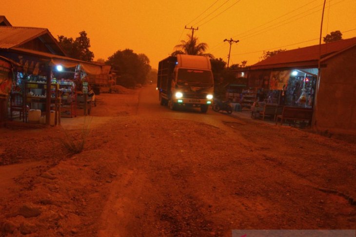 Kabut asap akibatkan siang di Desa Puding Muarojambi seperti waktu maghrib