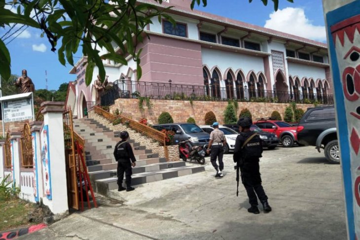 Polisi dan Brimob patroli dan lakukan pengamanan rumah ibadah di Jayapura