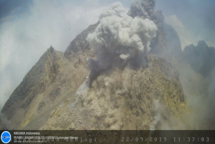 Gunung Merapi semburkan hujan abu, status waspada
