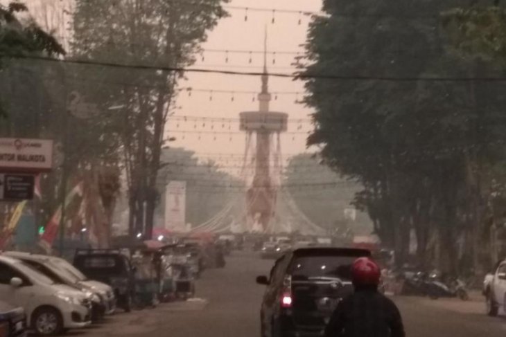 Sepanjang hari Minggu warga Jambi tak lihat matahari akibat asap pekat