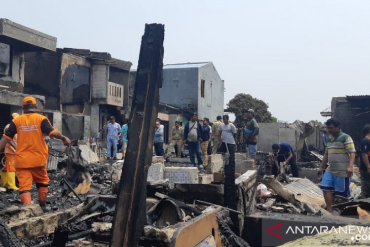 Kebakaran di Kembangan, Jakarta akibatkan puluhan rumah ludes dilalap api