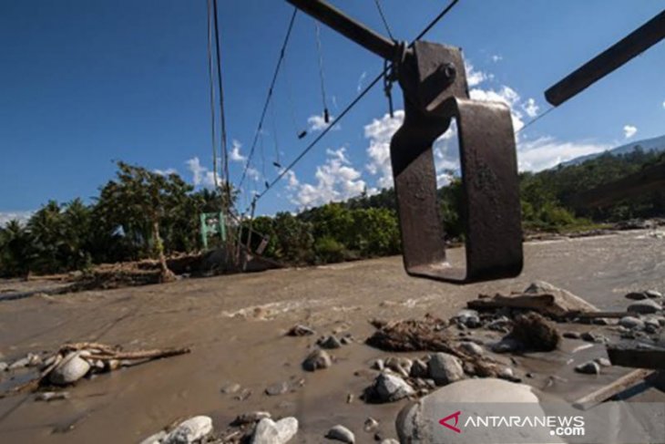 Kali Cisimeut Lebak banjir bandang, mobil bak terbuka hanyut