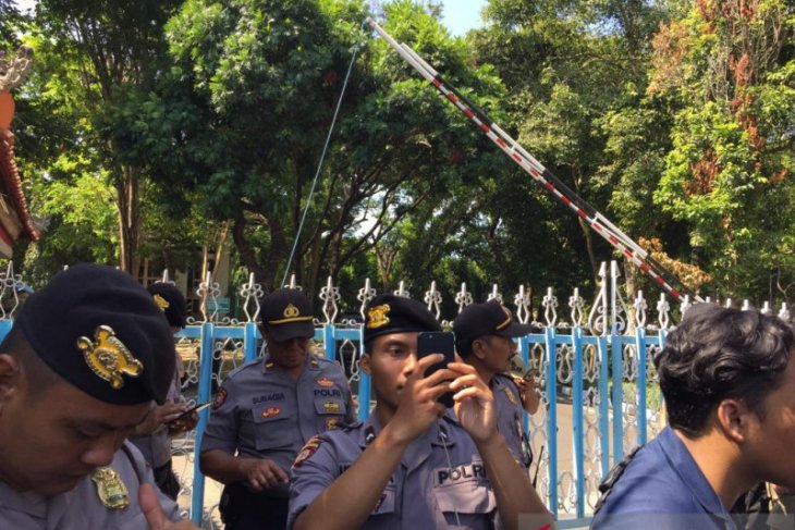 Massa datangi Kantor Gubernur-DPRD Bali