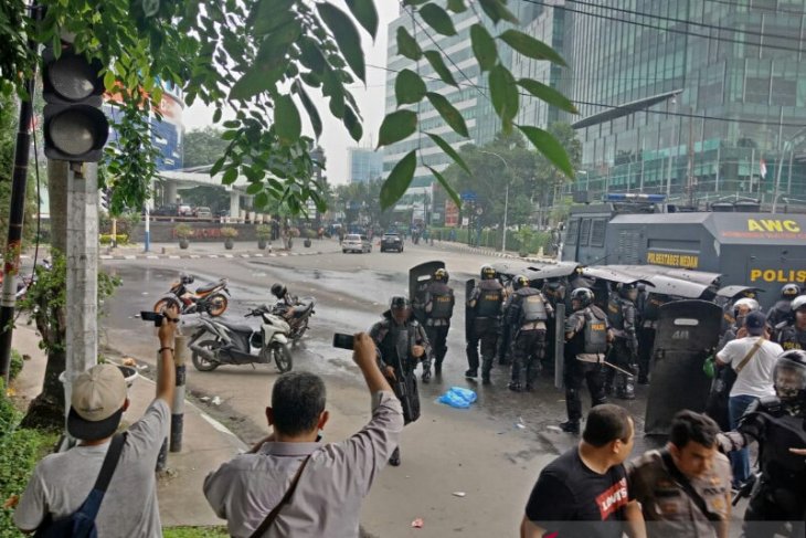 Polisi halau massa aksi di DPRD Sumut dengan gas air mata