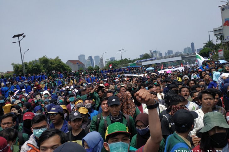 Demo, ribuan mahasiswa kembali penuhi depan gerbang gedung DPR/MPR