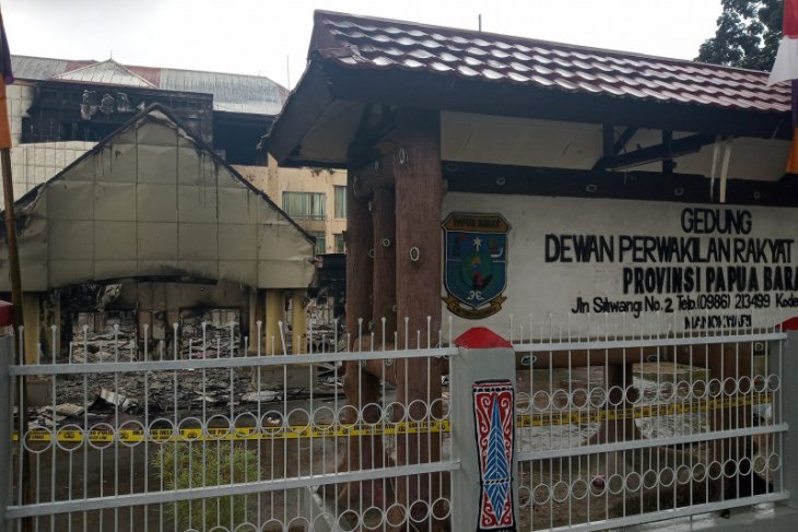 Anggota DPRD Papua Barat diperiksa terkait pembakaran kantor