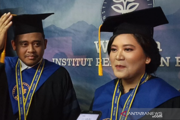 Kahiyang Ayu pilih wisuda bareng suami