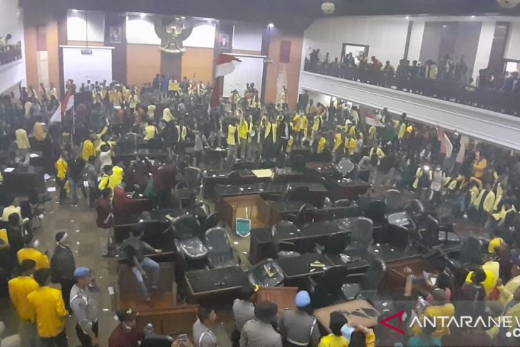 Ribuan mahasiswa duduki kantor DPRD Sumatera Barat