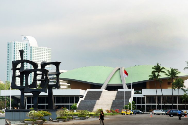 Menjelang pelantikan senator, orientasi dan masalah yang dihadapi