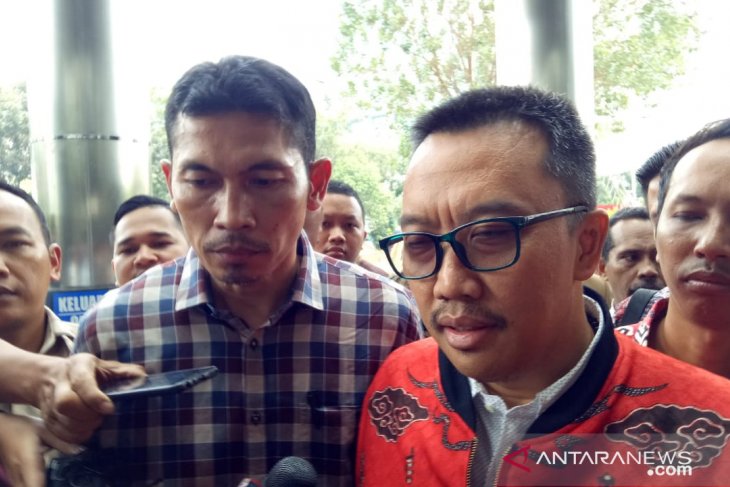KPK intensely questions ex-sports minister in bribery case