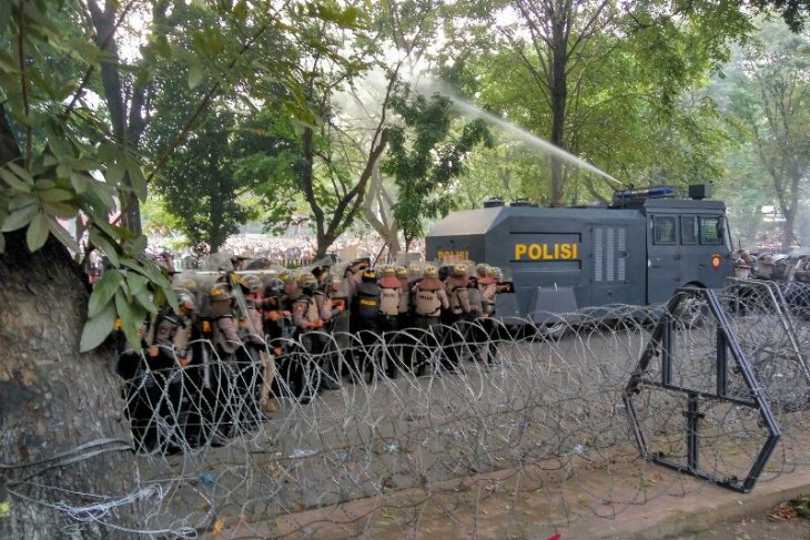 Demo di DPRD Sumut kembali ricuh