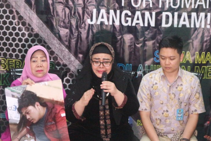 Ibu Faisal Amir menangis di Komnas HAM, jika anak saya meninggal jenazahnya akan saya bawa ke DPR