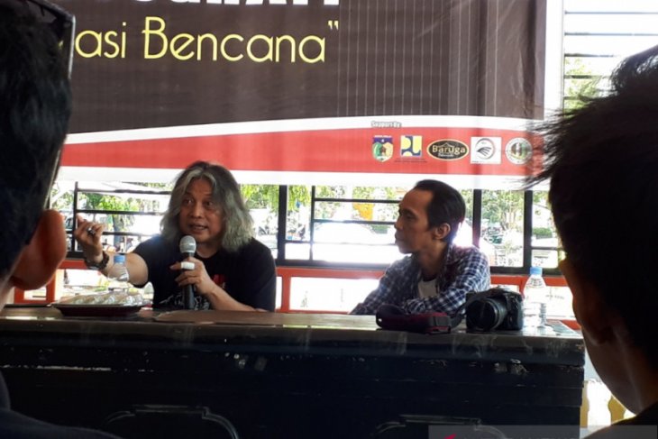 Direktur GFJ ANTARA bekali fotografer Palu memotret di lokasi bencana