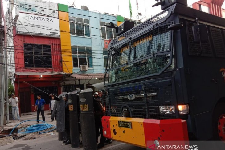 Mahasiswa bantu polisi halau massa anarkis