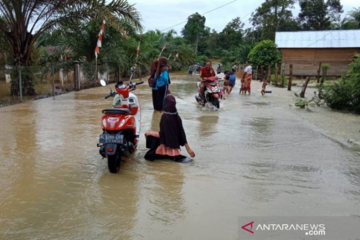 Siswa dua sekolah di Aceh Barat tak bisa belajar karena banjir