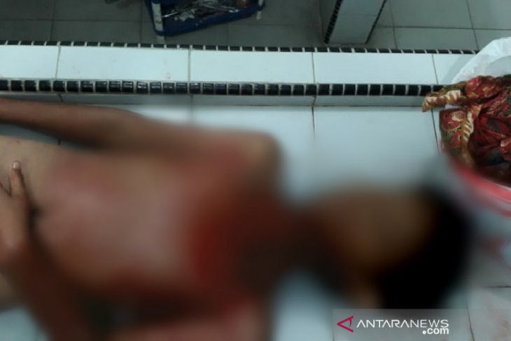 Sadis !! Seorang ayah tusuk anak kandung hingga tewas bersimbah darah