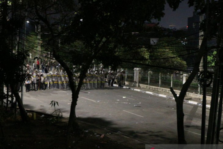 Demo DPR ricuh, bunyi ledakan beruntun terdengar