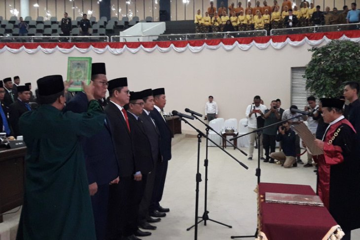 Lima pimpinan DPRD Banten 2019-2024 resmi disumpah oleh Ketua Pengadilan Tinggi