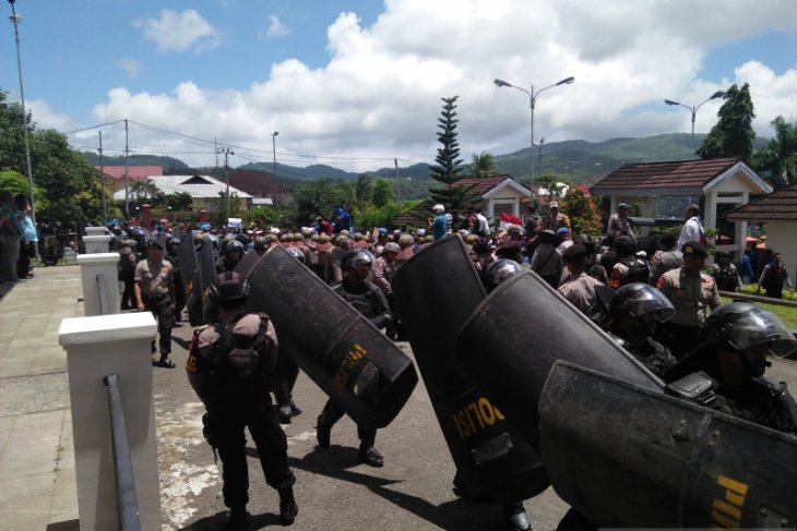 Aksi demonstrasi mahasiswa di DPRD Maluku berlangsung kondusif