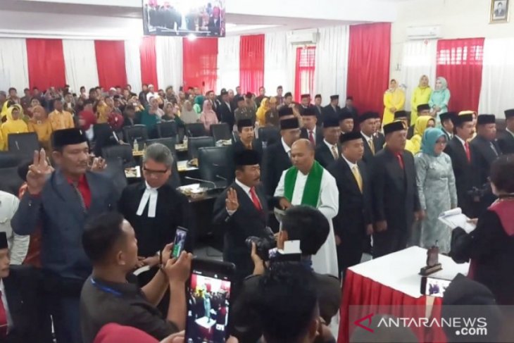 25 Anggota DPRD Tanjungbalai diambil sumpah, 16 orang wajah baru