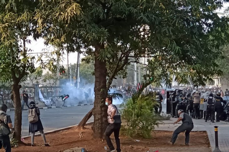 Kericuhan pecah di Jakarta, polisi tembakkan gas air mata