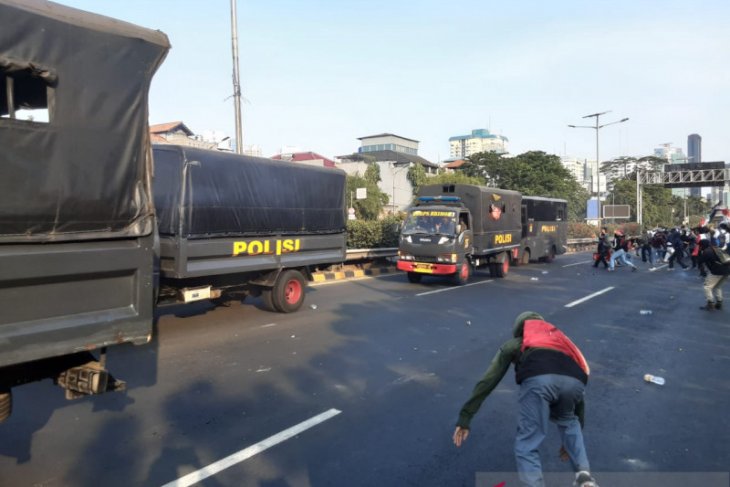 Demonstrasi DPR, massa serang mobil polisi