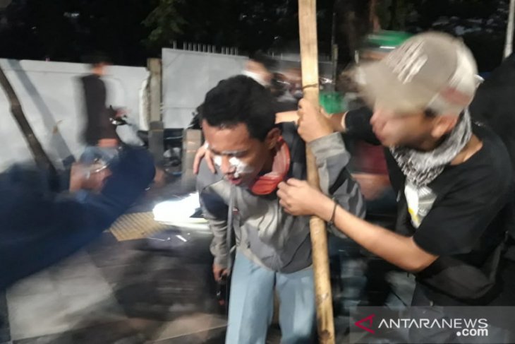 Massa pedemo-aparat bentrok di sekitar kawasan Semanggi Jakarta