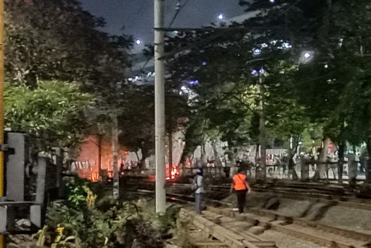 Demo DPR, massa mulai lakukan pembakaran di sekitar Palmerah