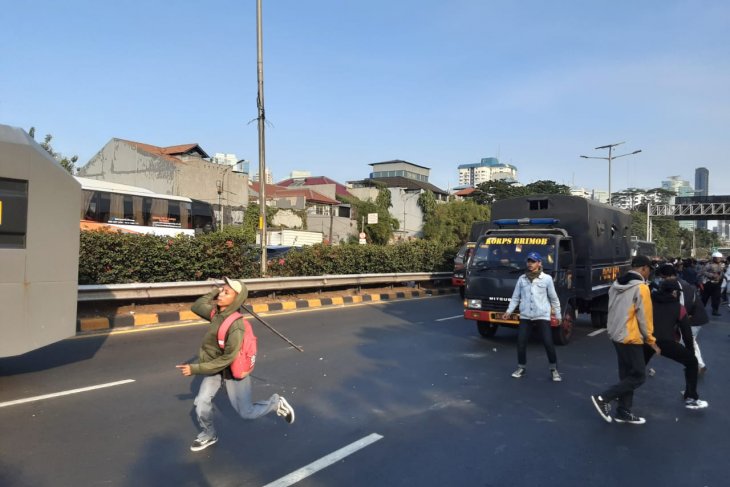 Puluhan orang diamankan polisi dalam bentrokan di Simpang Semanggi