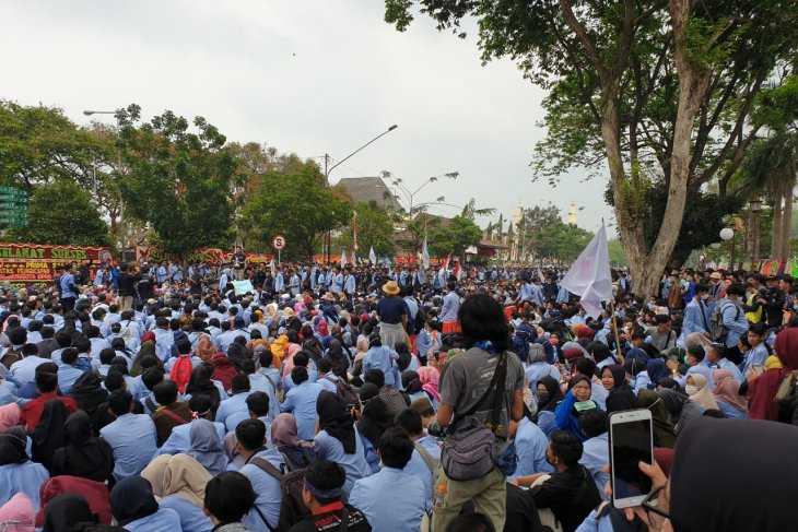 Bentuk penolakan sejumlah RUU, mahasiswa Palembang gelar aksi nyalakan lilin