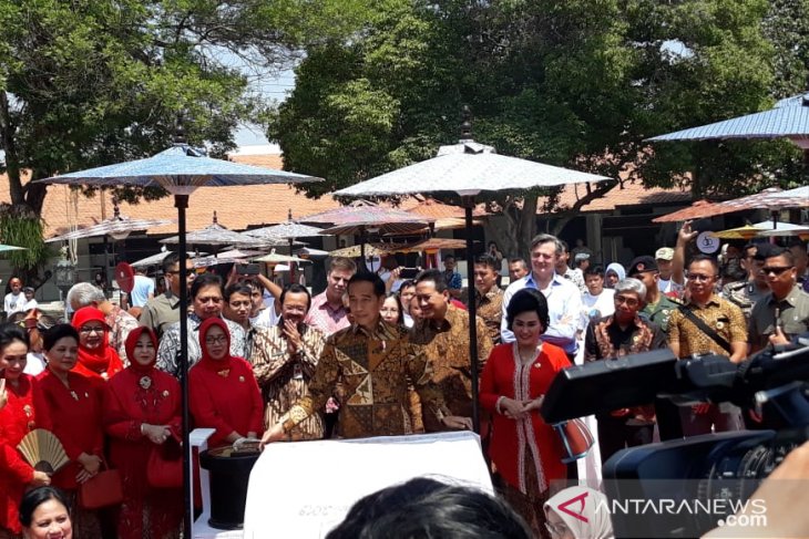 Peringati Hari Batik Nasional, Jokowi