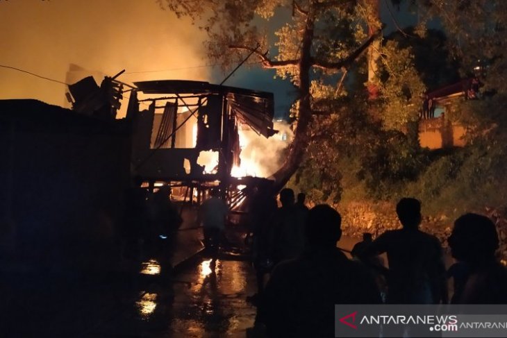 Berurai air mata, mereka mengais di sisa-sisa kebakaran