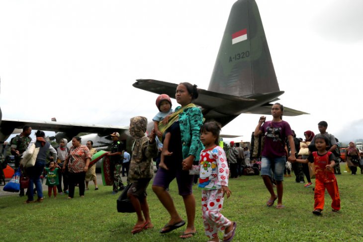 TNI AU kerahkan empat Hercules untuk evakuasi korban kerusuhan Wamena, Papua