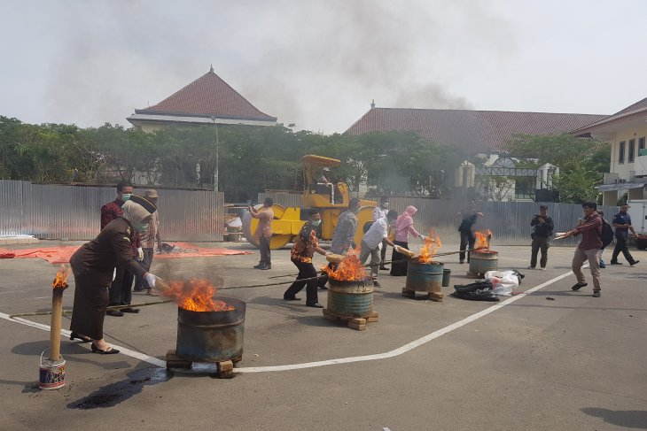 Kejari Bekasi musnahkan ribuan barang bukti kejahatan