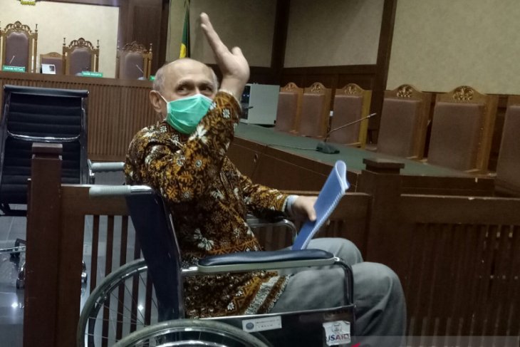 Kivlan Zen hadiri sidang lanjutan menggunakan batik berwarna hitam