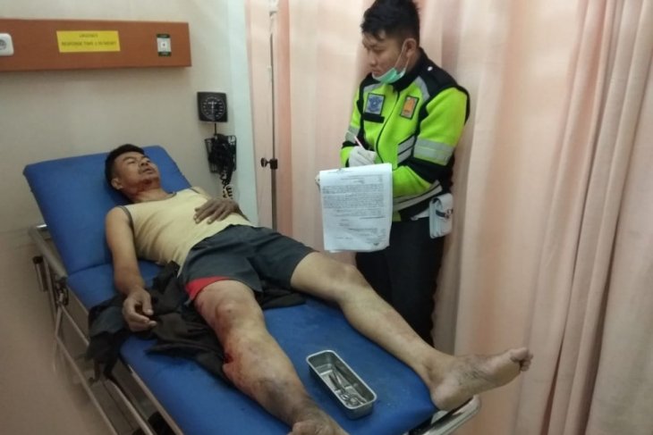 Bus penumpang umum tabrak sepeda motor di tebing Tinggi, dua luka-luka