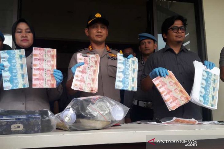 Puluhan juta rupiah uang palsu disita polisi, tiga pelaku diamankan