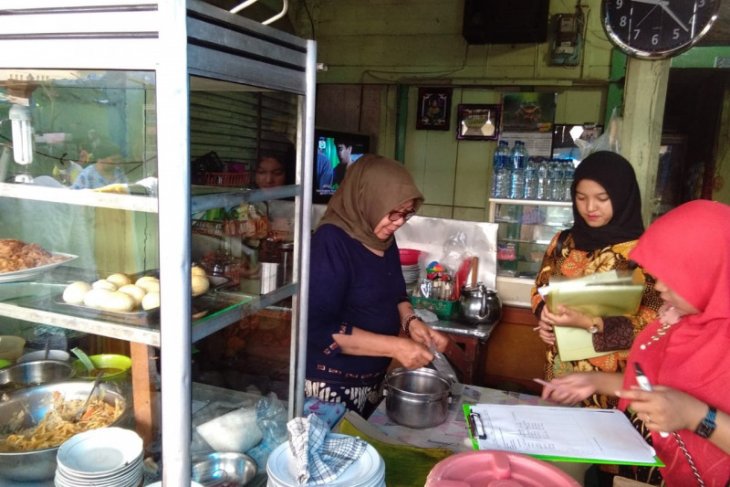 Dinkes Sibolga lakukan pengawasan terhadap penjual lontong yang gunakan bungkus plastik