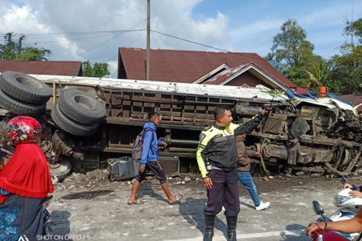 Satu orang tewas dalam kecelakaan beruntun libatkan delapan kendaraan