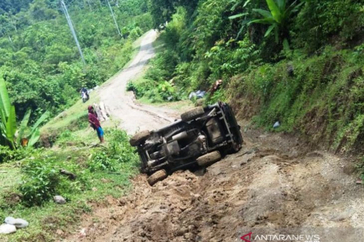 Satu unit mobil pikap terbalik di tanjakan gunung di Aceh Barat