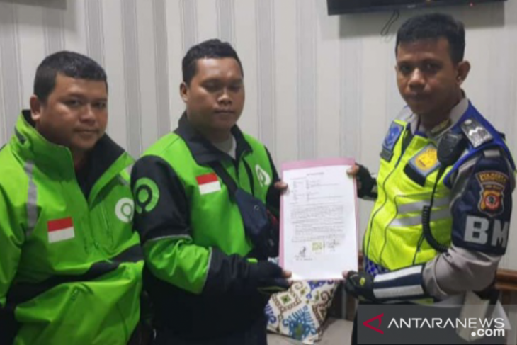 Polisi yang tendang pengemudi